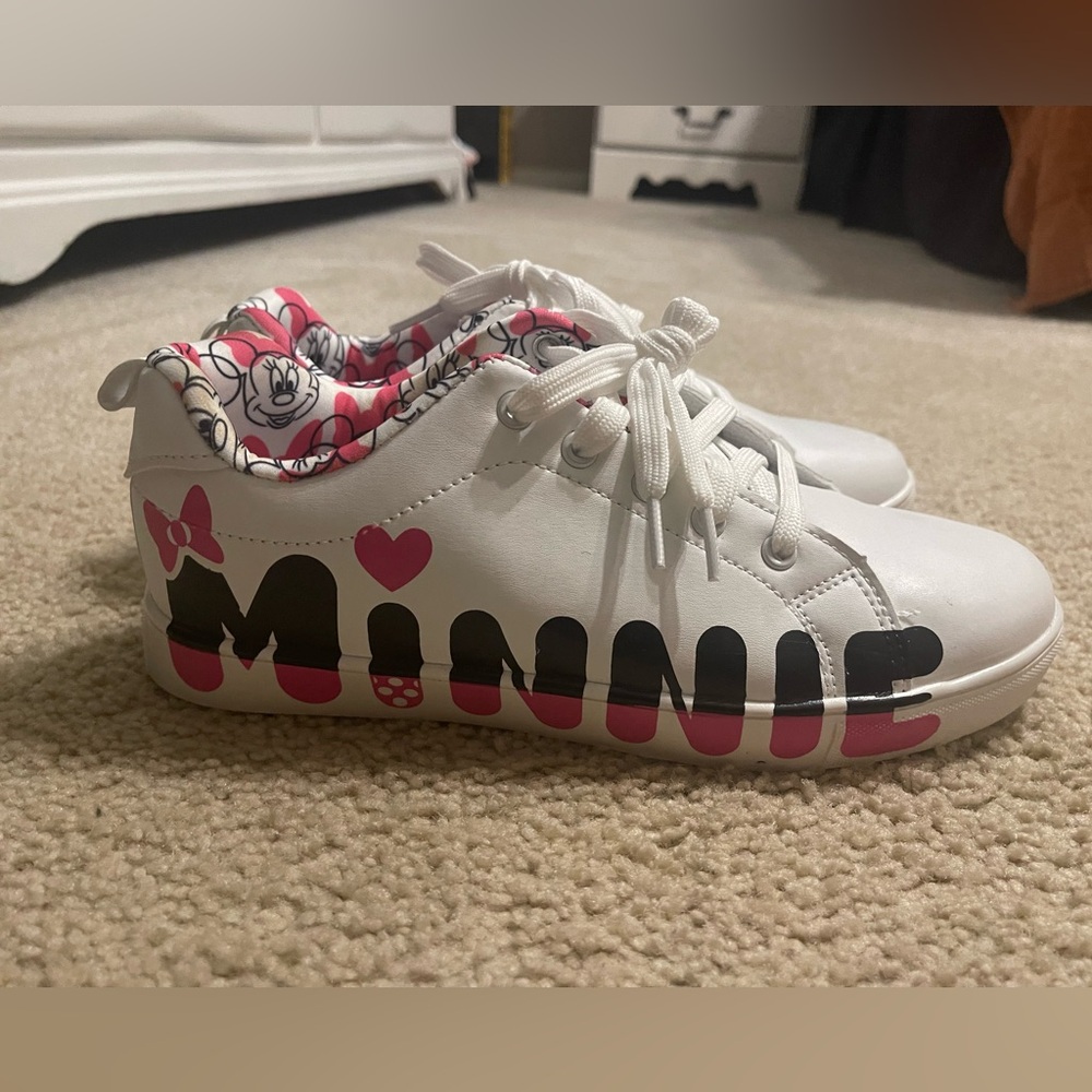 New without tags Disney Minnie Mouse sneakers
